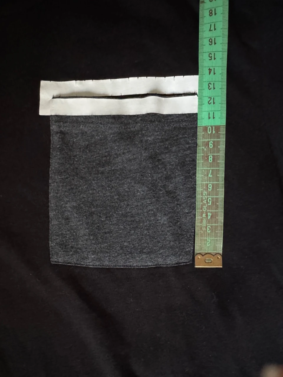 Camiseta preta com bolso cinza – photo 8